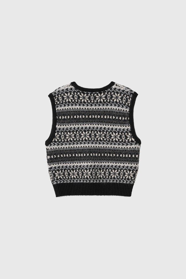 **[25FW] WOMAN 페어아일 니트 베스트 [3COL] / WBE4L06541**

따뜻하고 포근한 울 소재의 여성 페어아일 니트 베스트입니다. 가을과 겨울 시즌에 어울리는 두꺼운 두께감으로, 부드러운 촉감을 선사합니다. 라운드넥 디자인과 민소매 스타일로 제작되었으며, 캐주얼, 클래식, 미니멀한 스타일을 연출하기 좋습니다. 네이비, 블랙, 브라운 세 가지 색상으로 출시되어 다양한 모임룩에 활용할 수 있습니다. 레귤러핏으로 편안하게 착용 가능하며, 니트 패턴이 돋보이는 디자인입니다.
