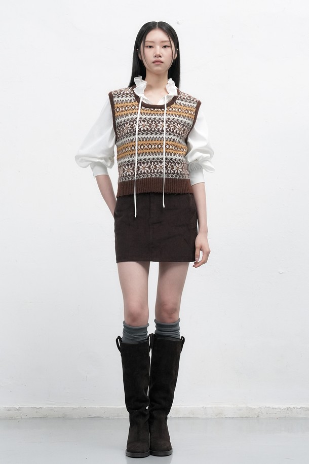 **[25FW] WOMAN 페어아일 니트 베스트 [3COL] / WBE4L06541**

따뜻한 울 소재와 부드러운 촉감이 돋보이는 [25FW] WOMAN 페어아일 니트 베스트입니다. 네이비, 블랙, 브라운 세 가지 색상으로 만나볼 수 있으며, 가을과 겨울에 활용하기 좋은 두꺼운 두께감의 라운드넥 민소매 베스트입니다. 페어아일 패턴이 더해져 캐주얼하면서도 베이직한 스타일을 연출하며, 출근룩과 모임룩 등 다양한 TPO에 활용 가능합니다. 레귤러핏으로 제작되어 편안한 착용감을 선사하며, 캐주얼, 클래식, 미니멀 스타일을 즐겨 입는 여성분들께 추천합니다. 겨울철 보온성을 높여주는 니트 베스트로, 데일리룩에 포인트를 더해보세요.
