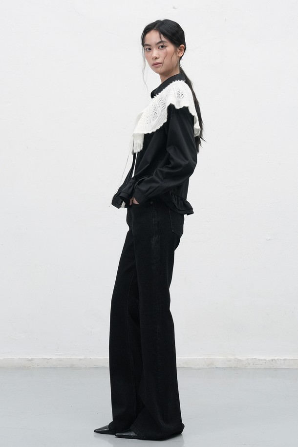 [25FW] WOMAN 라운드 카라 프릴 블라우스 [3COL] / WBE3L03513는 여성스러운 무드를 연출하는 블라우스입니다. 라운드 넥과 프릴 디테일이 여성스러운 분위기를 더하며, 클래식하고 우아한 스타일을 완성합니다. 레귤러 핏으로 편안하게 착용 가능하며, 봄, 가을 시즌에 활용하기 좋습니다. 오피스룩, 출근룩, 모임룩 등 다양한 TPO에 매치하여 세련된 스타일을 연출해보세요. 무지 패턴에 긴 소매 기장으로 미니멀하고 깔끔한 스타일을 선호하는 분들께 추천합니다.
