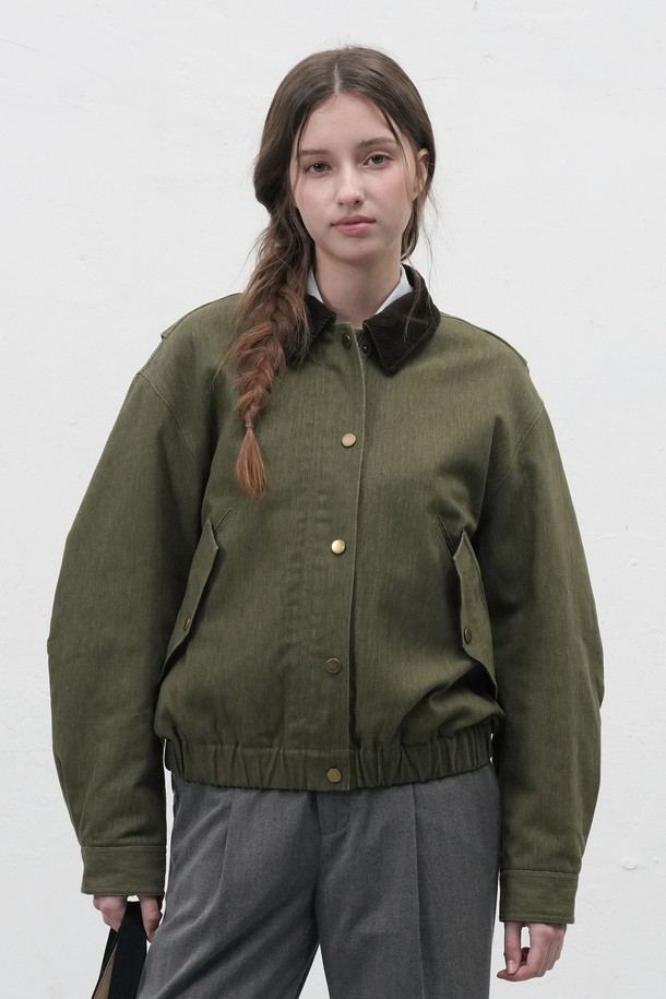 WOMAN 코듀로이 카라 패딩 워크 재킷 [2COL]은 여성스러운 무드의 캐주얼 스타일을 연출하기 좋은 아우터입니다. 핑크, 카키 두 가지 색상으로 출시되었으며, 가을과 겨울에 따뜻하게 착용할 수 있습니다. 촘촘한 코듀로이 소재에 넉넉한 두께감과 패딩 안감으로 보온성을 높였습니다. 버튼 여밈 방식의 레귤러 핏 워크 재킷으로, 출근룩이나 모임룩 등 다양한 TPO에 활용 가능합니다. 캐주얼, 클래식, 워크웨어 스타일을 즐기는 여성분들께 추천합니다.
