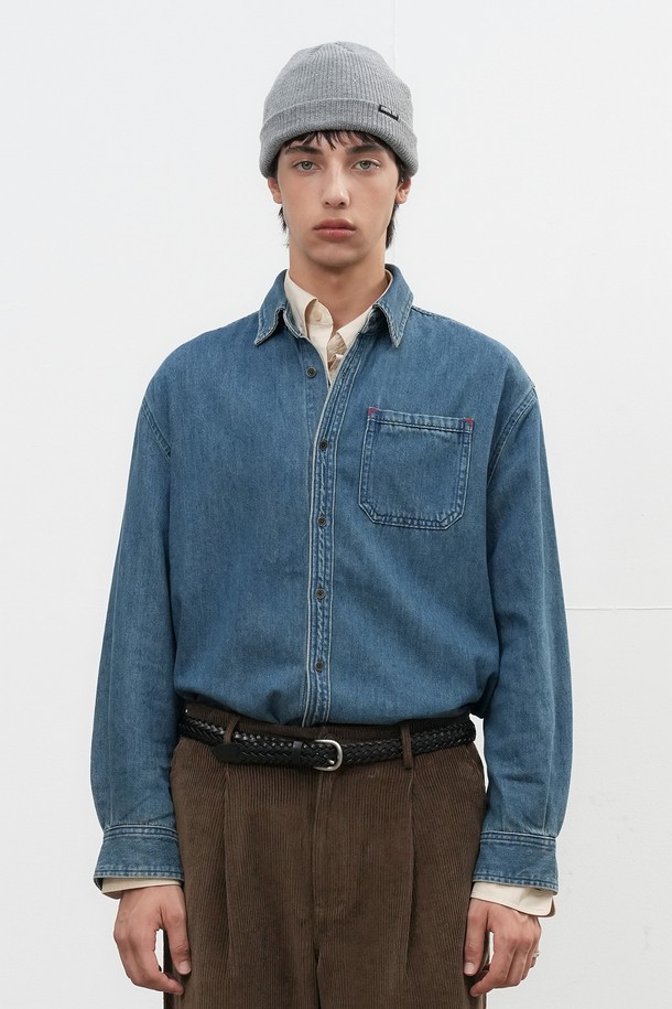 [25FW] MAN 포켓 워시드 데님 셔츠는 남성용 상의 데님 셔츠입니다. 가을, 겨울에 착용하기 좋으며, 캐주얼, 베이직 스타일을 연출할 수 있습니다. 레귤러 핏에 긴 소매, 차이나칼라 디자인으로 제작되었으며, 두꺼운 두께감으로 따뜻하게 착용 가능합니다. 워시드 가공과 포켓 디테일이 특징이며, 출근룩이나 비즈니스 캐주얼에도 활용할 수 있습니다.
