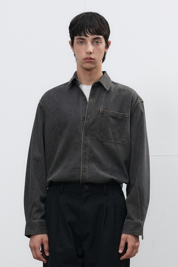 **[25FW] MAN 포켓 워시드 데님 셔츠 [2COL]**는 남성용 데님 셔츠로, 가을과 겨울에 착용하기 좋은 두꺼운 두께감의 긴소매 제품입니다. 워싱 가공된 데님 소재에 포켓 디테일이 더해져 캐주얼하고 베이직한 스타일을 연출합니다. 레귤러핏으로 제작되어 편안한 착용감을 제공하며, 블랙과 블루 두 가지 컬러로 출시되었습니다. 출근룩과 데이트룩은 물론, 캐주얼, 클래식, 미니멀 스타일 모두 소화 가능한 활용도 높은 아이템입니다. 차이나칼라 디자인으로 깔끔한 인상을 주며 뻣뻣한 촉감이 특징입니다.
