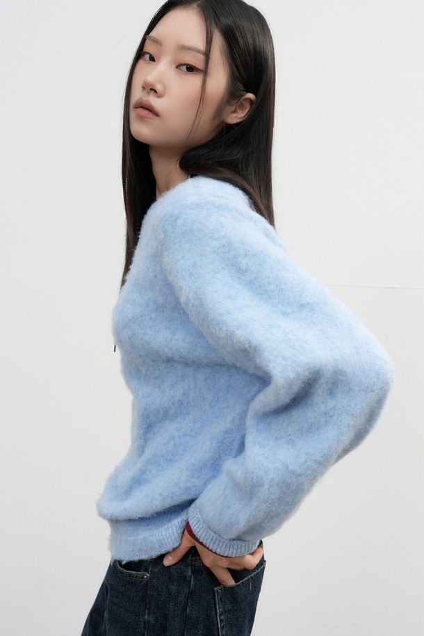 [25FW] UNISEX 헤어리 니트 풀오버 [4COL] / SBE4U05010는 포근하고 따뜻한 분위기를 연출하는 유니섹스 니트 풀오버입니다. 울과 아크릴 혼방 소재로 제작되어 부드러운 촉감과 보온성을 제공하며, 헤어리 텍스처가 특징입니다. 라운드넥 디자인에 오버핏으로 제작되어 편안한 착용감을 선사하며, 가을과 겨울 시즌 데일리룩 및 모임룩에 활용하기 좋습니다. 베이직하고 캐주얼한 스타일로 다양한 하의와 매치하여 클래식하고 미니멀한 룩을 연출할 수 있습니다. 그레이, 스카이블루 등 4가지 다채로운 컬러 옵션으로 만나보세요.
