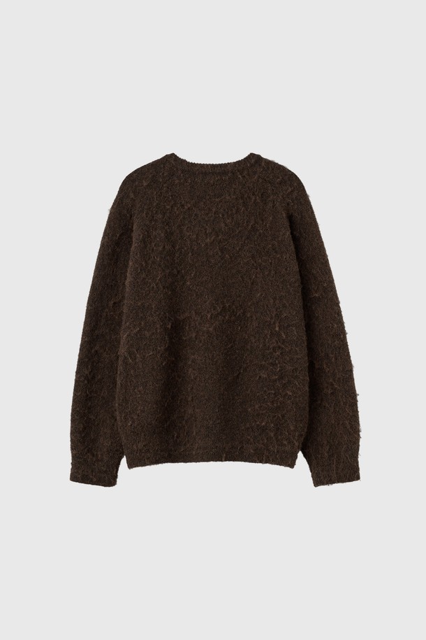 [25FW] UNISEX 헤어리 니트 풀오버 [4COL]는 가을, 겨울 시즌에 어울리는 유니섹스 상의입니다. 부드러운 울과 아크릴 혼방 소재로 제작되어 포근한 착용감을 선사하며, 두꺼운 두께감으로 보온성을 높였습니다. 오버핏 라운드넥 디자인에 헤어리 텍스처가 더해져 베이직하면서도 캐주얼한 스타일을 연출합니다. 다양한 룩에 매치하기 좋은 브라운 컬러의 긴소매 니트 스웨터입니다.
