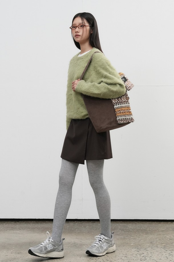 **[25FW] UNISEX 헤어리 니트 풀오버 [4COL] / SBE4U05010**

부드러운 헤어리 텍스처가 돋보이는 유니섹스 니트 풀오버입니다. 라운드넥 디자인에 오버핏으로 제작되어 편안한 착용감을 선사합니다. 가을, 겨울 시즌에 어울리는 두꺼운 두께감으로 따뜻하게 입을 수 있습니다. 울 소재로 제작되어 보온성을 높였으며, 캐주얼 스타일의 레오파드 패턴이 특징입니다. 그린, 브라운 등 4가지 컬러로 출시되어 취향에 맞게 선택 가능합니다.
