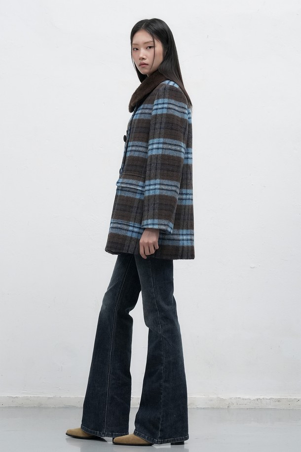 **[25FW] WOMAN 퍼카라 체크 하프 울 코트 [BROWN] / WBE4L10518**

클래식한 매력의 여성용 브라운 컬러 체크 하프 울 코트입니다. 가을과 겨울에 어울리는 두꺼운 두께감과 긴 소매 기장으로 따뜻함을 더합니다. 퍼 카라 디테일이 돋보이며, 레귤러핏으로 편안하게 착용 가능합니다. 버튼 여밈 방식으로 간편하게 스타일링할 수 있으며, 미니멀한 스타일 연출에도 용이합니다. 울 소재 특유의 고급스러운 질감으로 소장 가치를 높였습니다.
