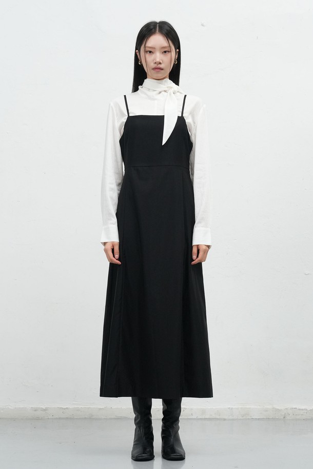 [25FW] WOMAN 레이어드 스트링 맥시 롱 원피스 [2COL] / WBE3L15507는 미니멀하고 클래식한 스타일을 추구하는 여성 의류입니다. 가을과 겨울에 어울리는 긴 소매의 하이넥 디자인이며, A라인 핏의 맥시 기장으로 우아함을 더합니다. 레이어드 디자인과 스트링 디테일, 서스펜더 스타일이 특징이며, 블랙과 카키 두 가지 색상으로 제공됩니다. 출근룩, 모임룩, 데이트룩 등 다양한 TPO에 활용 가능하며, 클래식, 미니멀, 시크한 스타일을 연출할 수 있습니다.
