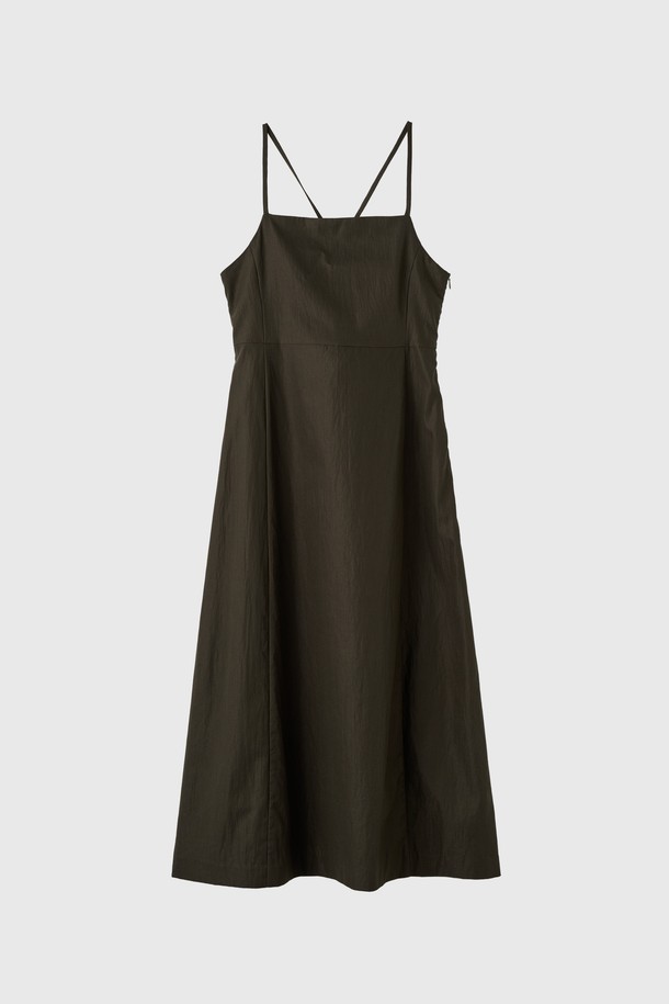 [25FW] WOMAN 레이어드 스트링 맥시 롱 원피스 [2COL]는 미니멀하고 베이직한 스타일을 추구하는 여성분을 위한 가을, 겨울 필수 아이템입니다. 부드럽게 흐르는 A라인 핏과 맥시 기장, 스퀘어넥 디자인이 세련된 실루엣을 연출하며, 레이어드 스타일로 다양한 분위기를 낼 수 있습니다. 긴 소매와 무지 디자인으로 어떤 TPO에도 잘 어울리며, 스트링 디테일로 허리 라인을 잡아 더욱 여성스러운 핏을 선사합니다. 데이트룩, 겨울 데일리룩, 모임룩 등 다양한 상황에서 클래식하고 시크한 매력을 뽐내보세요.
