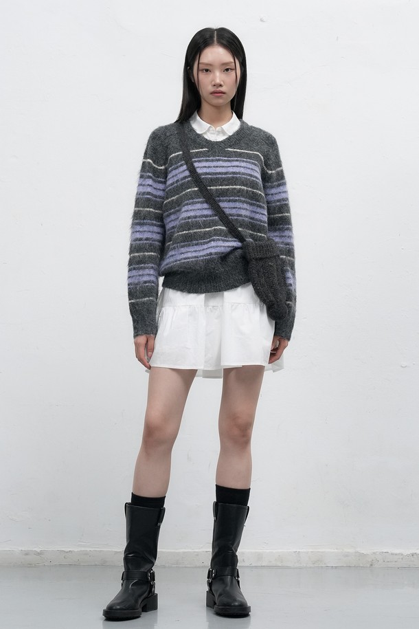 [25FW] WOMAN 비니 니트 백 [4COL] / WBE4L92513는 여성용 미디엄 사이즈의 사각 비니 니트 백입니다. 니트 소재로 제작되어 가을, 겨울 시즌에 따뜻하고 포근한 느낌을 주며, 캐주얼 및 미니멀 스타일 연출에 적합합니다. 블랙, 그레이, 퍼플 3가지 색상으로 출시되었으며, 스트라이프 무늬가 특징입니다. 일상생활에서 활용하기 좋은 실용적인 가방입니다.
