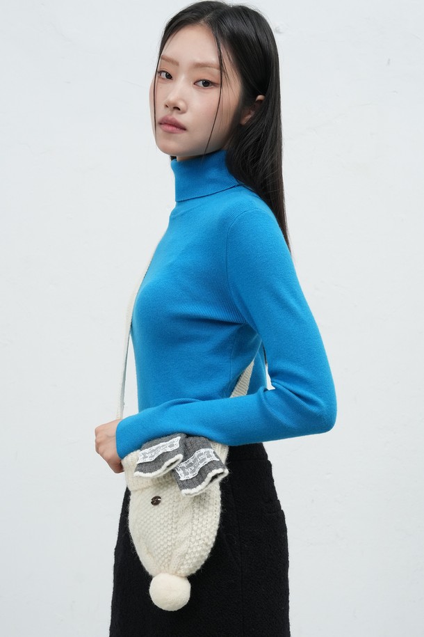 여성스러운 무드를 연출하는 [25FW] WOMAN 비니 니트 백입니다. 부드러운 니트 소재에 케이블 패턴을 더해 포근한 느낌을 주며, 폼폼과 리본 장식으로 걸리시한 분위기를 더했습니다. 크로스백 형태로 편안하게 착용 가능하며, 원형 디자인과 스몰 사이즈로 앙증맞은 매력을 선사합니다. 화이트, 그레이 컬러로 출시되어 다양한 데이트룩과 모임룩에 미니멀하게 포인트를 줄 수 있습니다. 겨울철 니트 소재 특유의 따뜻함과 사랑스러운 디자인이 돋보이는 아이템입니다.
