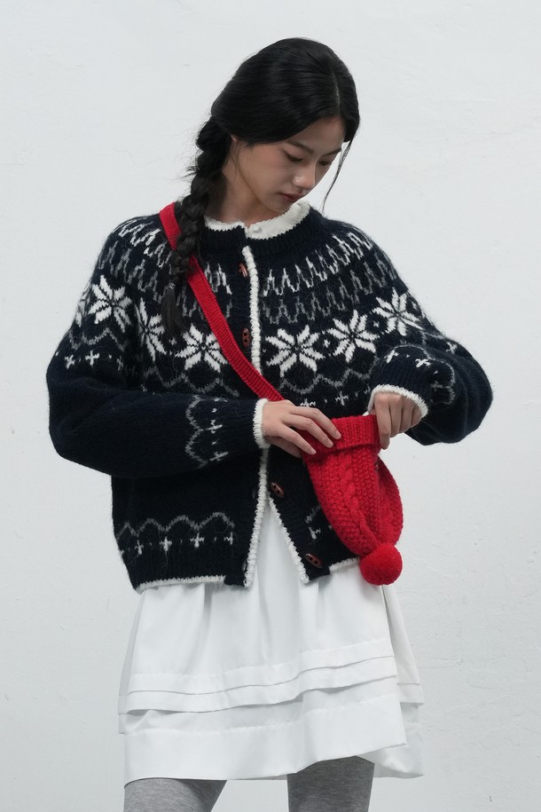 [25FW] WOMAN 비니 니트 백 [4COL] / WBE4L92513는 여성 고객을 위한 니트 소재의 스몰 사이즈 가방입니다. 톤 다운된 레드 컬러가 돋보이며, 무지 패턴에 니트 패턴 디자인으로 포인트를 주었습니다. 손잡이가 있어 실용적이며, 캐주얼한 스타일과 니트 소재 특유의 따뜻한 감성이 돋보입니다. 데이트룩, 카페룩, 동네 마실룩 등 다양한 TPO에 활용 가능하며, 캐주얼, 미니멀, 걸리시한 스타일을 연출하기 좋습니다. 가방 잠금 방식은 버튼형입니다.
