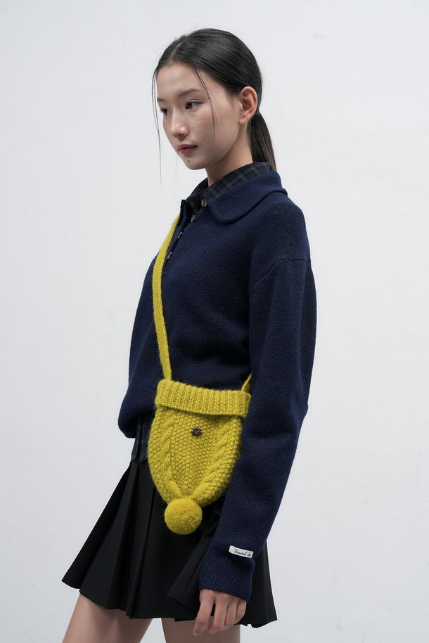 [25FW] WOMAN 비니 니트 백 [4COL] / WBE4L92513는 여성용 비니 니트 백입니다. 부드러운 니트 소재로 제작되어 가을과 겨울에 따뜻하게 사용할 수 있습니다. 스몰 사이즈로 제작되었으며, 케이블 패턴이 돋보이는 디자인입니다. 오픈형 잠금 방식으로, 일상에서 캐주얼하게 연출하기 좋습니다. 옐로우 컬러를 포함한 4가지 색상으로 출시되었습니다.
