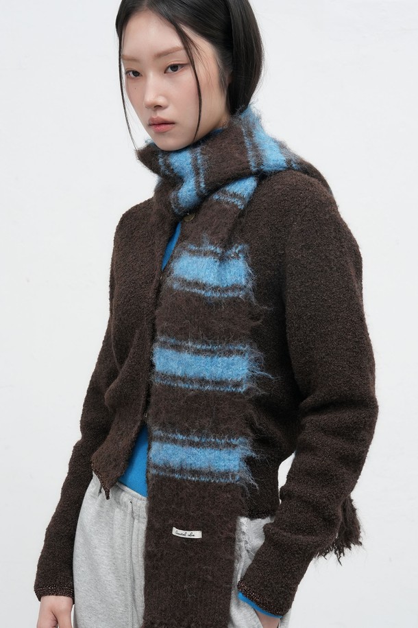 [25FW] WOMAN 헤어리 스트라이프 머플러 [4COL] / WBE4L96515는 여성용 머플러입니다. 부드러운 촉감의 울 소재로 제작되어 가을과 겨울철에 따뜻하게 착용할 수 있습니다. 헤어리 텍스처와 두꺼운 두께, 프린지 디자인이 특징이며, 캐주얼한 스타일을 연출하기 좋습니다. 다양한 일상복과 출근룩에 매치하여 포인트를 줄 수 있으며, 브라운과 블루 두 가지 색상으로 출시되었습니다. 스트라이프 패턴으로 클래식하고 미니멀한 스타일에도 잘 어울립니다.
