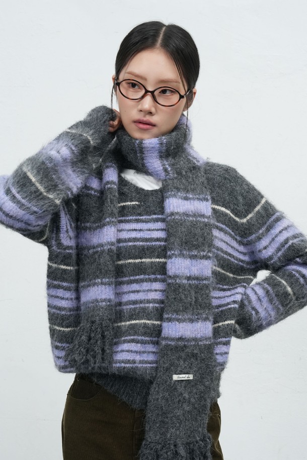 [25FW] WOMAN 헤어리 스트라이프 머플러는 여성스러운 스타일을 연출하기 좋은 머플러입니다. 부드러운 울 소재로 제작되어 가을, 겨울철 보온성을 높여주며, 헤어리 텍스처와 프린지 디테일이 특징입니다. 캐주얼, 클래식, 미니멀 스타일 모두 소화 가능하며, 산책룩에 포인트를 더할 수 있습니다. 그레이, 퍼플 컬러의 스트라이프 패턴으로 다양한 룩에 매치하기 용이합니다. 두꺼운 두께감으로 따뜻하고 포근한 착용감을 선사합니다.
