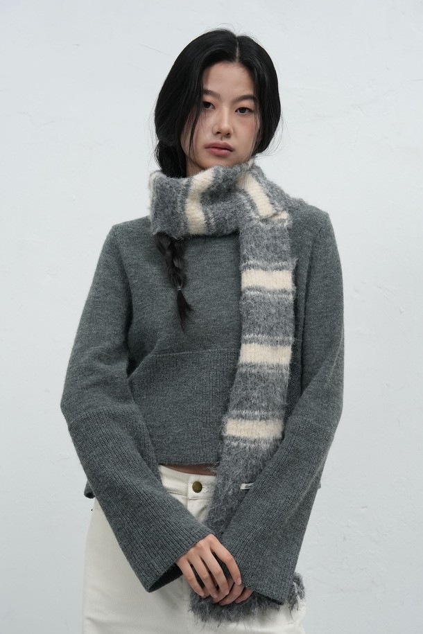 [25FW] WOMAN 헤어리 스트라이프 머플러 [4COL] / WBE4L96515는 여성용 머플러입니다. 부드러운 울 소재로 제작되어 가을과 겨울철 보온성을 책임집니다. 베이직하고 캐주얼한 스타일의 스트라이프 패턴이 특징이며, 헤어리 텍스처로 포근한 느낌을 더했습니다. 그레이와 화이트 색상으로 출시되어 다양한 룩에 매치하기 좋습니다. 일상생활에서 폭넓게 활용할 수 있는 아이템입니다.

