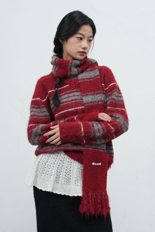 [25FW] WOMAN 헤어리 스트라이프 머플러 [4COL] / WBE4L96515는 여성용 머플러로, 가을과 겨울에 따뜻하게 착용할 수 있습니다. 부드러운 울 소재와 두꺼운 두께감, 헤어리 텍스처가 포근함을 더하며, 일상 및 출근룩에 캐주얼, 클래식, 미니멀한 스타일을 더해줍니다. 레드와 그레이 컬러의 스트라이프 패턴으로 디자인되어 다양한 룩에 포인트 아이템으로 활용하기 좋습니다. 보온 기능을 갖춰 추운 날씨에도 따뜻하게 몸을 보호해 줍니다.
