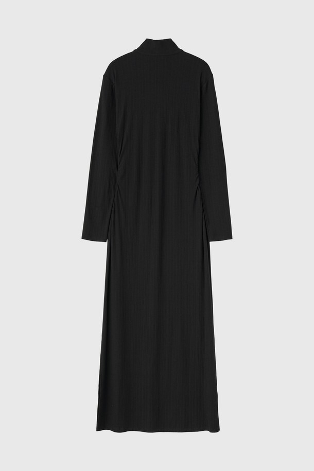 **베이직한 디자인에 셔링 디테일로 포인트를 더한 WOMAN 핏티드 골지 셔링 원피스입니다.** 부드러운 촉감의 니트 소재로 제작되어 가을, 겨울 시즌 따뜻하게 착용할 수 있습니다. 핏티드 디자인과 H라인의 롱 기장으로 여성스러운 실루엣을 연출하며, 터틀넥과 긴 소매가 세련된 분위기를 더합니다. 데이트룩, 모임룩, 연말 모임룩 등 다양한 TPO에 활용 가능하며, 미니멀, 클래식 스타일을 즐겨 입는 분들께 추천합니다. 블랙 컬러의 골지 패턴은 어떤 스타일에도 잘 어울려 활용도가 높습니다.
