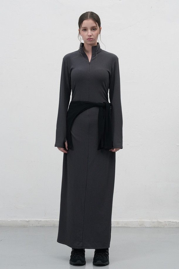 WOMAN 핏티드 골지 셔링 원피스는 여성스러운 실루엣을 연출하는 핏티드 디자인의 골지 원피스입니다. 부드러운 니트 소재로 제작되어 가을, 겨울 시즌에 따뜻하게 착용할 수 있으며, 하프넥과 셔링 디테일이 포인트입니다. 블랙과 그레이 두 가지 색상으로 출시되어, 미니멀하고 베이직한 스타일을 즐기는 분들께 추천합니다. 데이트룩, 모임룩, 출근룩 등 다양한 TPO에 활용 가능하며, 클래식하고 시크한 무드를 연출할 수 있습니다. 슬림한 H라인으로 떨어지는 타이트한 치마핏이 특징입니다.
