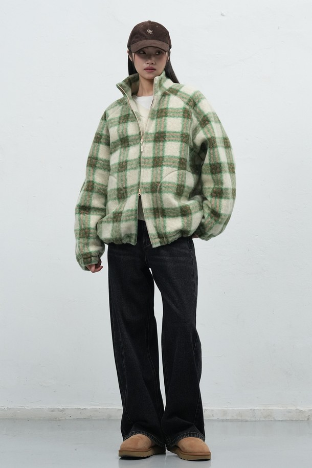 **[25FW] UNISEX 웜 체크 플리스 집업 점퍼 [2COL] / SBE3U07013**

부드러운 촉감의 플리스 소재로 제작된 유니섹스 점퍼입니다. 가을, 겨울 시즌에 적합하며, 따뜻한 웜 기능을 갖춰 보온성을 높였습니다. 캐주얼 스타일의 레귤러핏으로 편안하게 착용 가능하며, 체크 패턴이 돋보입니다. 블루와 그린 두 가지 색상으로 구성되어 있습니다. 집업 방식으로 간편하게 여밀 수 있으며 긴 소매 기장입니다.
