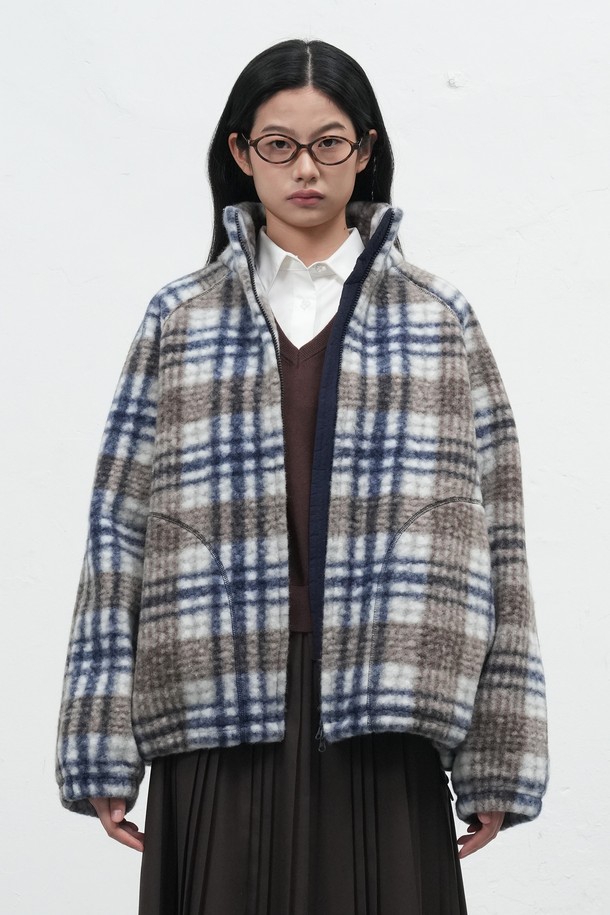 **[25FW] 유니섹스 웜 체크 플리스 집업 점퍼 [2COL] / SBE3U07013**

부드러운 촉감과 두꺼운 두께로 따뜻함을 선사하는 유니섹스 웜 체크 플리스 집업 점퍼입니다. 캐주얼한 체크 패턴에 오버핏 디자인으로 편안한 착용감을 제공하며, 가을과 겨울철 일상복으로 활용하기 좋습니다. 캠핑룩, 산책룩 등 다양한 TPO에 활용 가능하며, 미니멀, 캐주얼, 클래식 스타일을 연출하기 좋습니다. 베이지, 네이비, 화이트 3가지 컬러로 출시되었습니다. 긴 소매 기장의 집업 스타일로 간편하게 착용할 수 있습니다.
