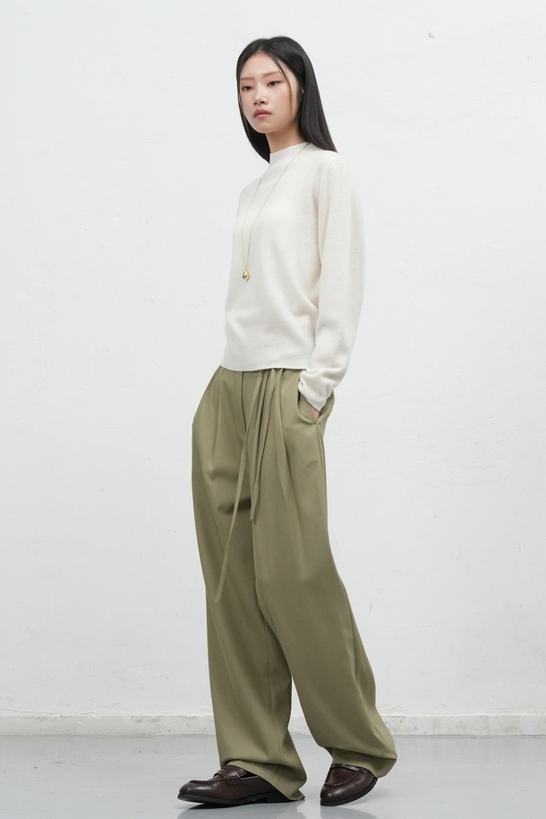 **[25FW] WOMAN 홀가먼트 울 모크넥 니트 풀오버 [3COL] / WBE4L05543**

부드러운 촉감의 울 소재로 제작된 여성용 홀가먼트 모크넥 니트 풀오버입니다. 가을과 겨울에 착용하기 좋은 두꺼운 두께감으로, 베이직하고 미니멀한 스타일을 연출합니다. 레귤러핏으로 제작되었으며, 소매는 긴소매입니다. 출근룩과 모임룩 모두에 잘 어울리며, 미니멀, 클래식, 캐주얼 등 다양한 스타일을 소화할 수 있습니다. 화이트, 그레이 2가지 색상으로 만나보세요.
