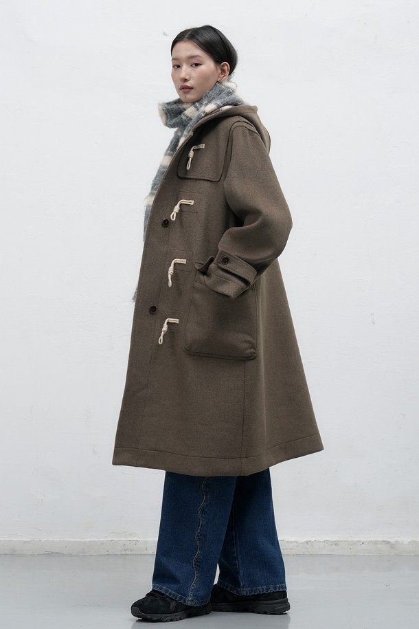 [25FW] 우먼 울 블렌드 더플 롱코트 [2COL]는 여성스러운 실루엣을 강조하는 겨울철 필수 아이템입니다. 다크 네이비와 모카, 두 가지 세련된 컬러로 출시되어, 클래식하고 베이직한 스타일을 연출하기 좋습니다. 울 블렌드 소재로 제작되어 보온성이 뛰어나며, 롱 기장과 레귤러핏 디자인으로 어떤 룩에도 잘 어울립니다. 출근룩, 모임룩, 데이트룩 등 다양한 TPO에 활용할 수 있으며, 미니멀하고 시크한 스타일을 완성해 보세요. 토글 여밈 방식으로 편안하게 착용할 수 있으며, 긴 소매 기장으로 따뜻함을 더했습니다.
