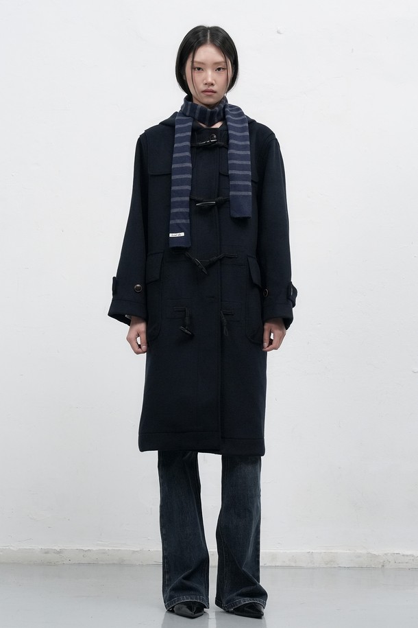 **[25FW] WOMAN 울 블렌드 더플 롱코트 [2COL] / WBE4L10521**

클래식하고 베이직한 스타일의 여성용 더플 롱코트입니다. 다크 네이비와 모카 두 가지 색상으로 출시되었으며, 가을과 겨울에 따뜻하게 착용할 수 있습니다. 울 혼방 소재로 제작되어 두꺼운 두께감을 자랑하며, 루즈핏 디자인으로 편안한 착용감을 제공합니다. 후드가 달려 있으며, 토글 여밈 방식으로 포인트를 더했습니다. 출근룩, 모임룩 등 다양한 TPO에 활용할 수 있는 미니멀한 디자인의 아우터입니다.
