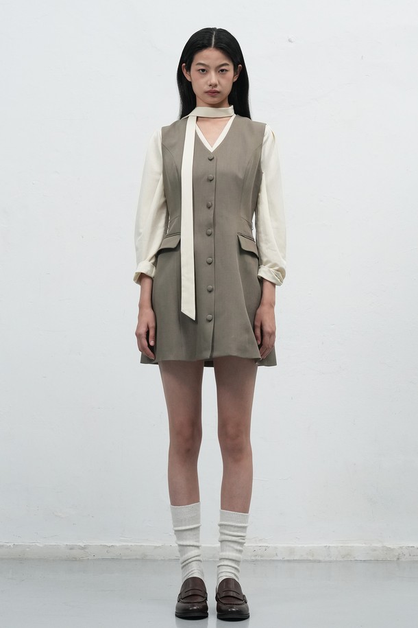 25FW WOMAN 버튼 레이어드 미니 원피스는 여성스러운 실루엣을 연출하는 미니 원피스입니다. 모던하고 미니멀한 스타일로, 가을과 겨울에 어울리는 7부 소매와 A라인 치마핏이 특징입니다. 카키와 화이트 두 가지 컬러로 출시되어, 데이트룩이나 모임룩에 활용하기 좋습니다. 브이넥 라인과 버튼 디테일, 레이어드 디자인이 세련된 느낌을 더합니다. 미니멀, 클래식, 시크 스타일을 즐기는 여성에게 추천합니다.
