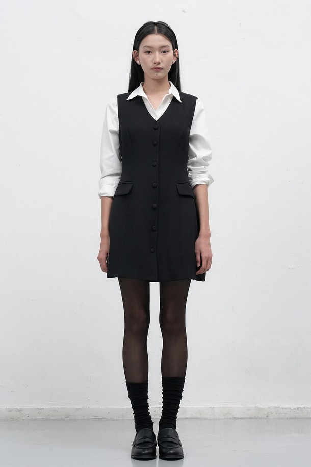 세련된 스타일을 완성해 줄 [25FW] WOMAN 버튼 레이어드 미니 원피스 입니다. 미니멀하고 클래식한 무드를 선호하는 여성분들을 위한 데일리 원피스로 가을과 겨울에 따뜻하게 착용할 수 있습니다. A라인 핏과 브이넥 디자인이 여성스러운 실루엣을 연출하며, 버튼 디테일과 레이어드 스타일이 특징입니다. 블랙과 베이지 두 가지 컬러로 출시되어, 데이트룩, 오피스룩, 모임룩 등 다양한 TPO에 활용 가능합니다.
