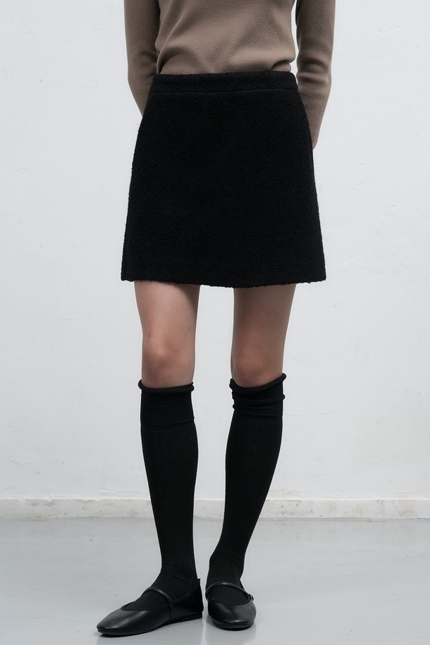 **[25FW] WOMAN 부클 미니 스커트 [2COL]**는 부드러운 촉감의 부클 소재로 제작되어 가을, 겨울 시즌에 따뜻하게 착용하기 좋은 여성 미니스커트입니다. 베이직하고 캐주얼한 H라인 핏으로, 일상에서 편안하게 즐겨 입을 수 있습니다. 블랙과 브라운 두 가지 컬러로 출시되어 다양한 스타일 연출이 가능하며, 데이트룩과 모임룩에 활용하기 좋습니다. 캐주얼, 클래식, 미니멀 스타일을 모두 소화하며, 25FW 시즌을 대표하는 아이템입니다.
