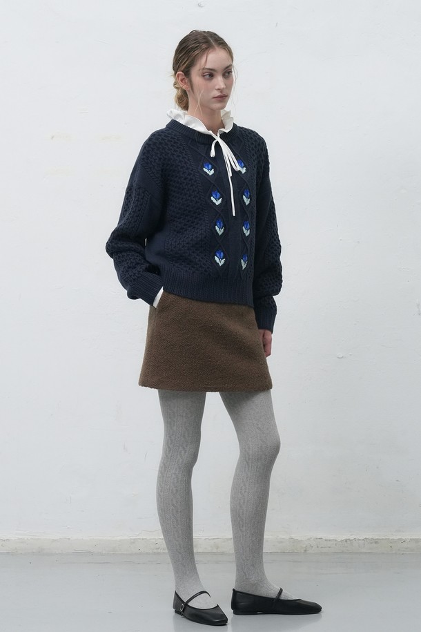 [25FW] WOMAN 부클 미니 스커트 [2COL]는 부드러운 촉감과 두꺼운 두께감으로 가을, 겨울 시즌에 따뜻하게 착용하기 좋은 여성 미니스커트입니다. H라인 핏과 미니멀, 베이직한 디자인으로 다양한 스타일 연출이 가능하며, 데이트룩, 캐주얼 룩에 활용하기 좋습니다. 부클 소재 특유의 포근함이 돋보이며, 브라운 컬러와 2가지 컬러 구성으로 제공됩니다. 레귤러핏으로 제작되어 편안한 착용감을 선사합니다. 무지 패턴으로 어떤 상의와도 매치하기 용이하여 활용도가 높습니다.
