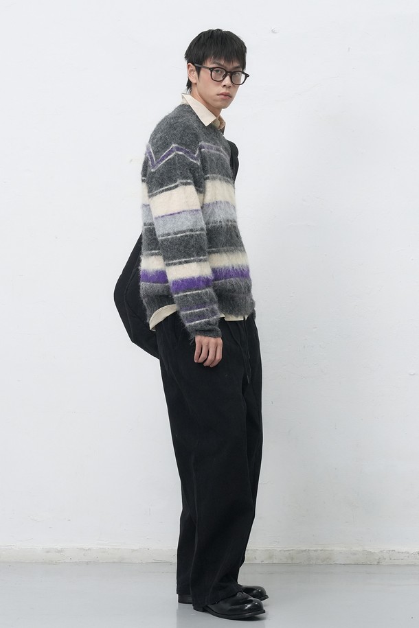 **[25FW] MAN 멀티 스트라이프 헤어리 풀오버**는 부드러운 울 소재로 제작되어 포근한 착용감을 선사하는 남성용 니트/스웨터입니다. 차콜과 카키 두 가지 색상으로 제공되며, 가을과 겨울에 어울리는 두꺼운 두께감과 오버핏 실루엣이 특징입니다. 캐주얼, 미니멀, 클래식 스타일을 아우르는 디자인으로, 라운드넥과 긴 소매, 헤어리 텍스처의 스트라이프 패턴이 돋보입니다. 일상에서 편안하게 스타일리시함을 연출할 수 있는 아이템입니다.
