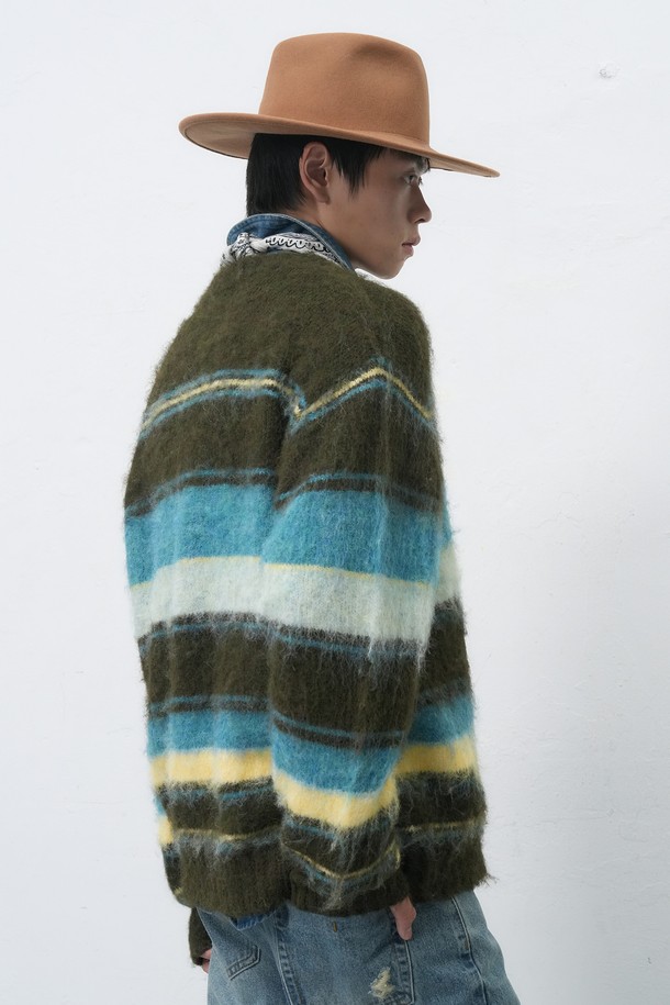 **[25FW] MAN 멀티 스트라이프 헤어리 풀오버 [2COL]**는 남성용 니트/스웨터로, 가을과 겨울에 어울리는 두꺼운 두께감의 풀오버입니다. 부드러운 울 소재로 제작되어 포근한 착용감을 선사하며, 캐주얼한 무드의 라운드넥 레귤러핏 디자인입니다. 카키와 차콜 두 가지 색상으로 출시되었으며, 헤어리 텍스처와 멀티 스트라이프 패턴이 특징입니다. 출근룩, 캐주얼, 클래식, 미니멀 스타일 연출에 적합합니다.
