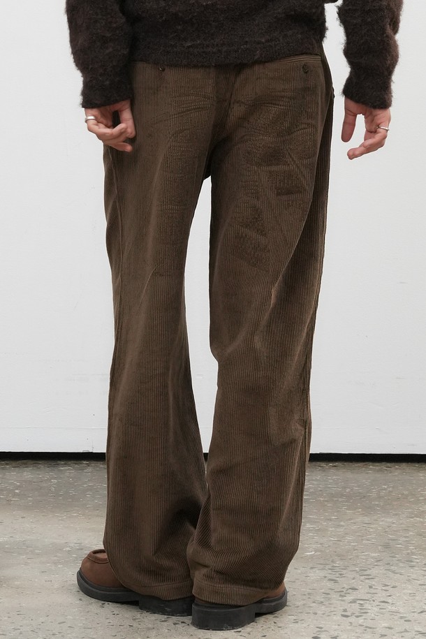 "[25FW] MAN 원턱 코듀로이 팬츠 [2COL]"는 남성용 코듀로이 팬츠입니다. 가을과 겨울에 어울리는 두꺼운 두께감의 긴 기장 바지로, 캐주얼 및 베이직 스타일을 연출하기 좋습니다. 원턱 디테일이 특징이며, 레귤러핏과 루즈핏으로 편안한 착용감을 제공합니다. 출근룩과 비즈니스 캐주얼에도 활용 가능하며, 캐주얼, 클래식, 미니멀 스타일을 즐겨 입는 분들께 추천합니다. 색상은 브라운입니다.
