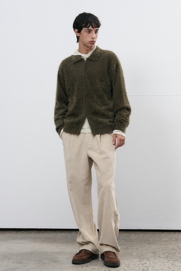 따뜻하고 포근한 [25FW] MAN 원턱 코듀로이 팬츠입니다. 부드러운 촉감의 코듀로이 소재로 제작되어 가을, 겨울 시즌에 안락함을 선사합니다. 베이직한 디자인과 레귤러 핏으로 캐주얼, 클래식, 미니멀 스타일을 모두 소화하며, 출근룩으로도 활용 가능합니다. 브라운과 베이지 두 가지 색상으로 출시되어 다양한 상의와 매치하기 용이합니다. 원턱 디테일이 돋보이는 두꺼운 두께의 긴바지입니다.
