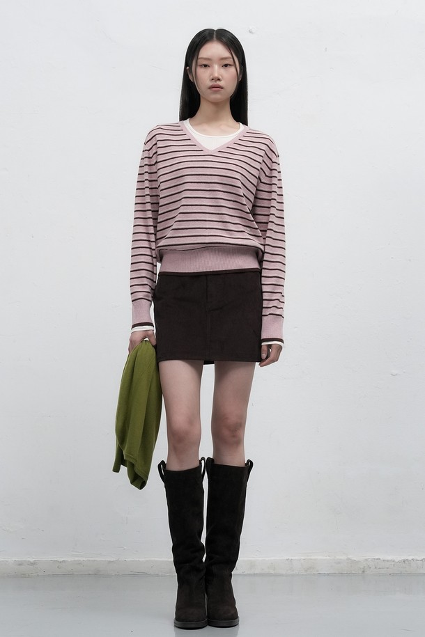 **WOMAN 빈티지 코듀로이 미니 스커트 [2COL] / WBE4L13515**는 빈티지한 감성을 살린 코듀로이 소재의 여성 미니 스커트입니다. 브라운 컬러의 A라인 핏으로 캐주얼하면서도 클래식, 레트로 스타일을 연출하기 좋습니다. 두꺼운 두께감과 부드러운 촉감으로 가을, 겨울 시즌 데이트룩에 따뜻함과 편안함을 더해줍니다. 무지 디자인으로 다양한 상의와 매치하기 용이하며, 레귤러 핏으로 편안한 착용감을 제공합니다.
