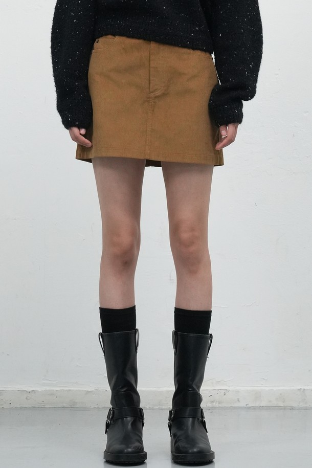 WOMAN 빈티지 코듀로이 미니 스커트 [2COL] / WBE4L13515는 가을, 겨울 시즌에 어울리는 여성용 미니스커트입니다. 부드러운 촉감의 두꺼운 코듀로이 소재로 제작되었으며, A라인 핏과 무지 디자인이 빈티지하고 캐주얼한 스타일을 연출합니다. 데이트룩, 캐주얼, 클래식, 미니멀 스타일 모두 소화 가능하며, 베이지와 블랙 2가지 컬러로 제공됩니다. 레귤러핏으로 편안하게 착용할 수 있으며, 데일리룩으로 활용하기 좋습니다.
