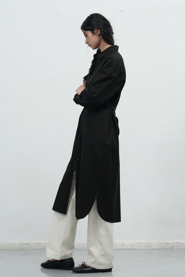 [25FW] WOMAN 벨티드 셔츠 원피스 [3COL] / WBE4L15511는 미니멀하고 베이직한 스타일의 여성용 셔츠 원피스입니다. 가을, 겨울 시즌에 어울리는 두꺼운 면 소재로 제작되어 뻣뻣한 촉감이 특징이며, 루즈핏 H라인으로 편안한 착용감을 선사합니다. 차이나 칼라와 긴 소매 디자인으로 클래식하고 시크한 분위기를 연출하며, 벨트 디테일로 허리 라인을 강조할 수 있습니다. 출근룩, 오피스룩, 모임룩 등 다양한 TPO에 활용 가능하며, 블랙 색상으로 어떤 스타일에도 쉽게 매치할 수 있습니다.
