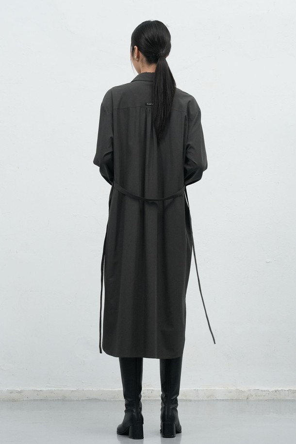 [25FW] WOMAN 벨티드 셔츠 원피스 [3COL]는 여성스러운 실루엣을 연출하는 셔츠 원피스입니다. 가을과 겨울에 어울리는 미니멀하고 베이직한 스타일로, 세련된 무드를 선사합니다. 차이나 칼라와 벨트 디테일이 특징이며, 허리 벨트로 A라인 핏을 잡아 더욱 여성스러운 라인을 강조합니다. 출근룩, 오피스룩, 모임룩 등 다양한 TPO에 활용 가능하며, 미니멀, 클래식, 시크 스타일을 즐기는 분들께 추천합니다. 루즈핏으로 편안하게 착용할 수 있는 긴소매 원피스입니다.
