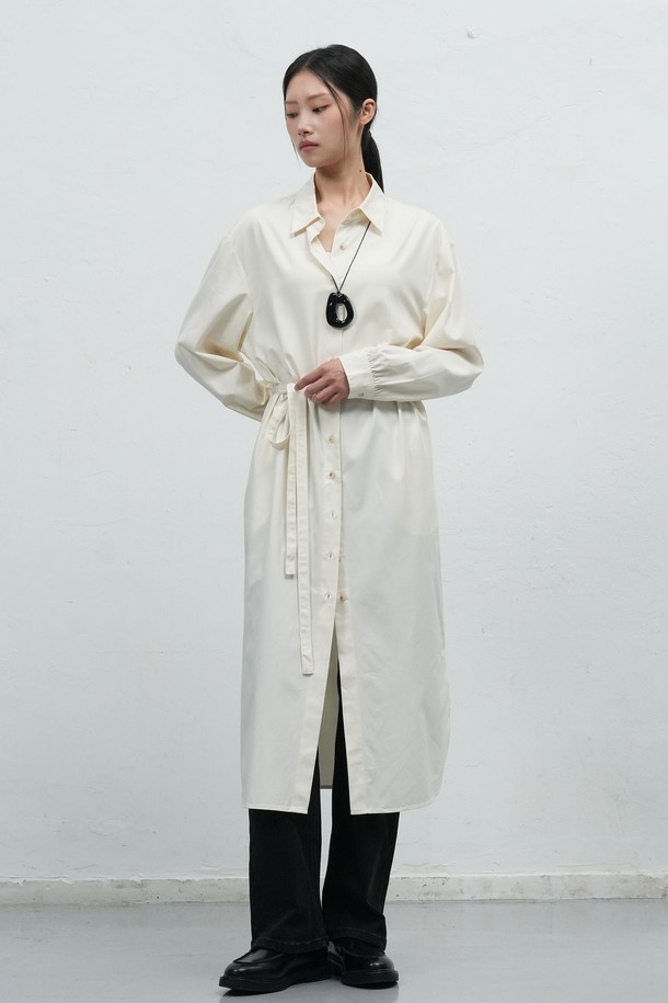 [25FW] WOMAN 벨티드 셔츠 원피스 [3COL]는 여성스러운 실루엣을 연출하는 셔츠 원피스입니다. 면 소재로 제작되어 뻣뻣한 촉감과 두꺼운 두께감으로 가을, 겨울 시즌에 적합합니다. 셔츠 칼라와 긴 소매, A라인 치마 디자인이 특징이며, 허리 벨트 디테일로 다양한 스타일을 연출할 수 있습니다. 블랙, 화이트, 그레이 3가지 색상으로 출시되어 출근룩, 오피스룩, 모임룩 등 다양한 TPO에 미니멀, 클래식, 시크한 스타일을 더해줍니다. 루즈핏으로 편안하면서도 세련된 분위기를 선사합니다.
