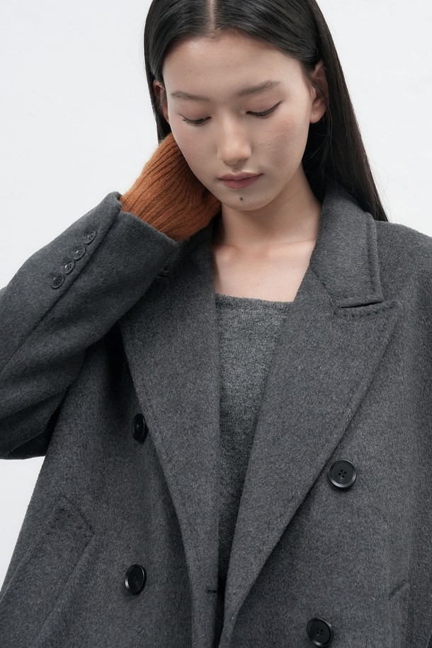 따뜻함과 우아함을 동시에 선사하는 [25FW] 우먼 핑거홀 레이스 니트 글로브 [5COL]입니다. 부드러운 니트 소재로 제작되어 뛰어난 촉감을 자랑하며, 손가락 홀 디테일이 실용성을 더합니다. 가을과 겨울, 쌀쌀한 날씨에도 보온성을 유지해주며, 레이스 패턴이 여성스러운 분위기를 연출합니다. 데이트룩, 모임룩 등 특별한 날, 클래식, 로맨틱, 걸리시 스타일을 완성해보세요. 브라운 컬러는 어떤 의상에도 자연스럽게 매치되어 세련된 룩을 연출합니다.
