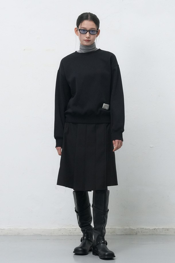 **[25FW] 유니섹스 클럽 기모 맨투맨 [2COL] / SBE4U02012**

가을, 겨울 시즌에 따뜻하게 착용하기 좋은 유니섹스 기모 맨투맨입니다. 부드러운 촉감의 기모 안감으로 제작되어 편안한 착용감을 선사합니다. 베이직하고 캐주얼한 무드의 디자인으로, 다양한 스타일 연출에 활용하기 좋습니다. 블랙과 브라운 두 가지 컬러로 출시되어 취향에 맞게 선택 가능하며, 레귤러 핏으로 편안하게 착용할 수 있습니다. 라운드넥과 긴 소매 디자인으로 클럽 라인 특유의 클래식한 분위기를 더했습니다.
