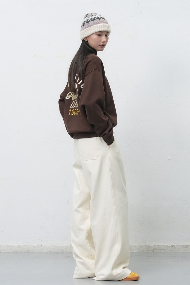 [25FW] UNISEX 클럽 기모 맨투맨 [2COL] / SBE4U02012는 캐주얼, 스트릿, 미니멀 스타일을 아우르는 유니섹스 맨투맨입니다. 가을, 겨울 시즌에 적합하며, 부드러운 촉감의 기모 안감으로 따뜻함을 더했습니다. 레귤러 핏에 레터링 및 프린트 무늬가 돋보이며, 라운드넥과 긴 소매 디자인으로 편안한 착용감을 선사합니다. 두꺼운 두께감과 백 프린팅 디테일이 특징인 브라운 컬러의 상의입니다.
