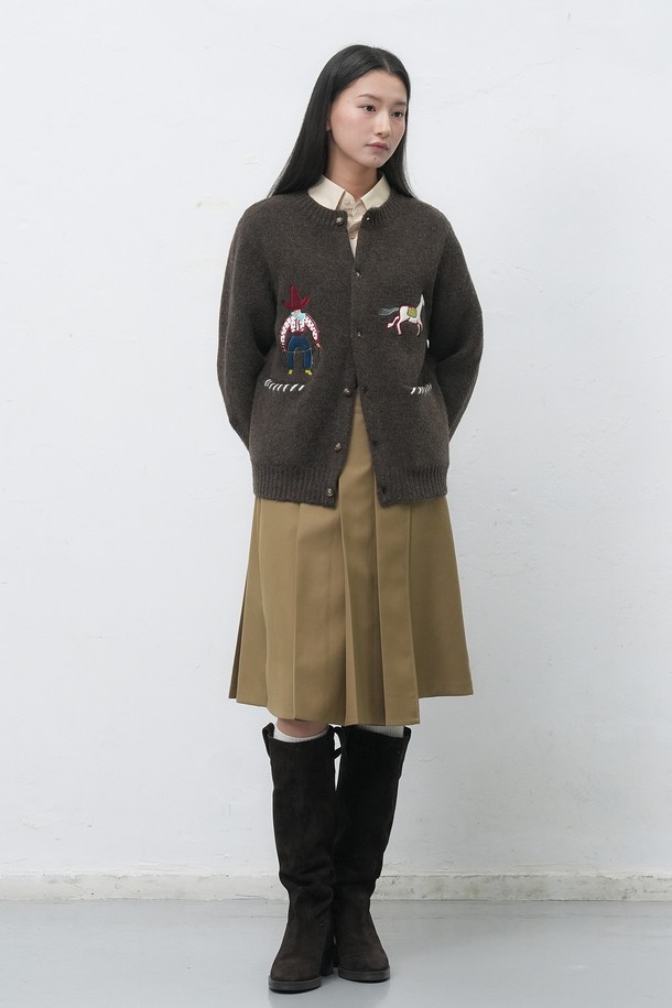 **[25FW] UNISEX 카우보이 크루넥 가디건 [4COL] / SBE4U04013**

이번 시즌, 캐주얼하고 클래식한 스타일을 연출할 수 있는 유니섹스 카우보이 크루넥 가디건입니다. 부드러운 울 소재로 제작되어 가을과 겨울에 따뜻하게 착용할 수 있으며, 두께감이 있어 포근한 착용감을 선사합니다. 크루넥 디자인과 레귤러 핏으로 편안하게 착용 가능하며, 카우보이 모티프 자수 패턴이 돋보이는 디자인입니다. 네이비, 브라운 두 가지 컬러로 출시되어 다양한 스타일 연출에 활용할 수 있습니다. 긴 소매 기장의 레귤러핏 가디건으로 데일리룩에 포인트 아이템으로 활용해보세요.
