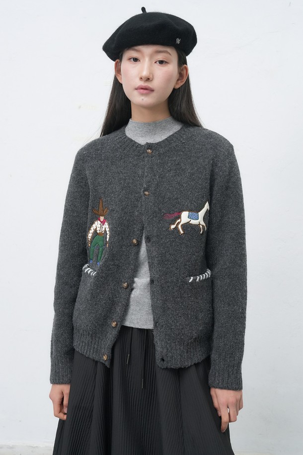 [25FW] UNISEX 카우보이 크루넥 가디건은 부드러운 울 소재로 제작되어 가을, 겨울 시즌에 따뜻하게 착용할 수 있는 두꺼운 가디건입니다. 라운드넥 디자인에, 레귤러핏으로 제작되어 편안한 착용감을 제공하며, 캐주얼, 클래식, 미니멀 스타일을 소화하기 좋습니다. 카우보이 자수 패턴이 돋보이며, 긴 소매와 버튼 여밈 디테일이 특징입니다. 유니섹스 디자인으로 남녀 모두 착용 가능하며, 그레이 컬러로 다양한 룩에 매치하기 용이합니다.
