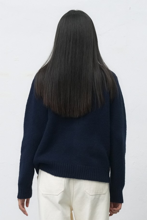 "[25FW] UNISEX 카우보이 크루넥 가디건 [4COL] / SBE4U04013"는 일상에서 편안하게 착용하기 좋은 유니섹스 가디건입니다. 가을과 겨울에 어울리는 두꺼운 두께감과 부드러운 니트 소재로 제작되어 따뜻하고 포근한 착용감을 선사합니다. 크루넥 디자인과 레귤러핏으로 제작되었으며, 캐주얼 스타일을 연출하기 좋습니다. 네이비 컬러를 바탕으로, 카우보이 모티프 자수 디테일이 돋보이는 디자인으로 포인트를 더했습니다. 긴 소매 기장과 레귤러 기장으로 다양한 스타일링에 활용하기 좋습니다.
