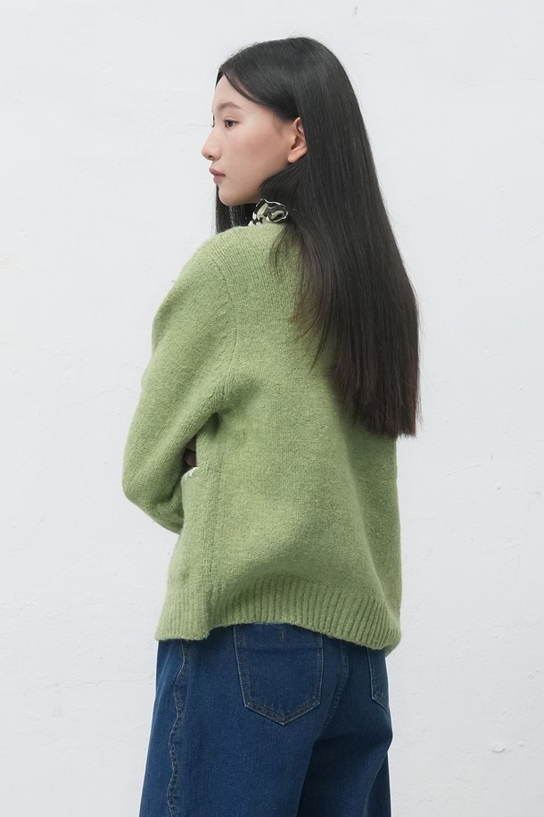 [25FW] UNISEX 카우보이 크루넥 가디건은 부드러운 울 소재로 제작되어 가을과 겨울에 따뜻하게 착용하기 좋은 가디건입니다. 유니섹스 디자인으로 남녀 모두 편안하게 즐길 수 있으며, 라운드넥과 레귤러핏으로 제작되었습니다. 캐주얼, 클래식, 미니멀 스타일을 모두 소화할 수 있으며, 그린 컬러에 동물 자수 디테일이 포인트로 더해져 유니크함을 선사합니다. 긴 소매 기장과 두꺼운 두께감으로 보온성을 높였으며, 버튼 여밈으로 간편하게 착용할 수 있습니다.
