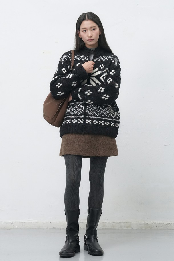 [25FW] UNISEX 하이넥 노르딕 집업 가디건 [2COL]은 부드러운 울 소재로 제작되어 포근한 착용감을 선사합니다. 하이넥 디자인과 두꺼운 두께감으로 가을, 겨울철 따뜻하게 입을 수 있으며, 캐주얼 스타일을 연출하기 좋습니다. 블랙과 화이트 2가지 색상으로 출시되어 다양한 코디에 활용 가능하며, 레귤러 핏과 긴 소매 기장으로 편안함을 더했습니다. 노르딕과 기하학 패턴이 돋보이는 집업 가디건으로, 클래식하고 미니멀한 스타일을 즐기는 분들께 추천합니다.
