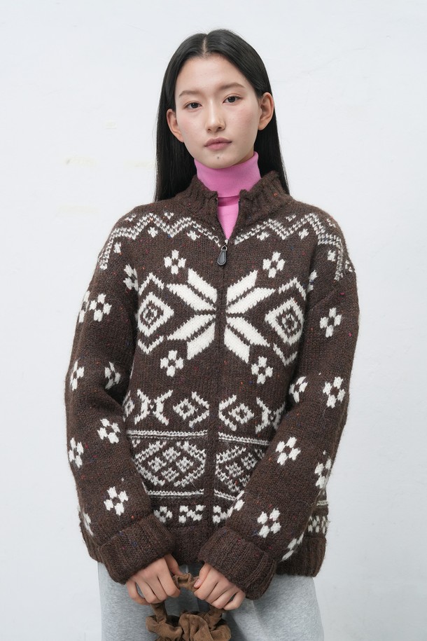 [25FW] UNISEX 하이넥 노르딕 집업 가디건은 가을, 겨울 시즌에 어울리는 유니섹스 스타일의 가디건입니다. 부드러운 울 소재에 두꺼운 두께감으로 따뜻함을 더하고, 하이넥 디자인과 집업 스타일로 편안한 착용감을 제공합니다. 블랙, 브라운 두 가지 색상으로 출시되었으며, 노르딕 패턴이 캐주얼한 무드를 연출합니다. 출근룩, 연말 모임룩 등 다양한 TPO에 활용 가능하며, 캐주얼, 클래식, 미니멀 스타일을 즐겨 입는 고객에게 추천합니다.
