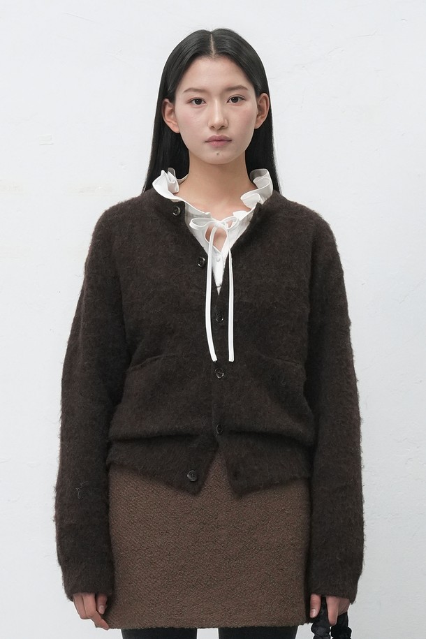 [25FW] UNISEX 헤어리 니트 포켓 가디건은 가을, 겨울 시즌에 어울리는 유니섹스 스타일의 니트 가디건입니다. 부드러운 울 소재와 두꺼운 두께감으로 포근한 착용감을 선사하며, 레귤러 핏으로 편안하게 착용할 수 있습니다. 무지 패턴에 라운드넥 디자인, 긴소매 기장으로 베이직하고 캐주얼한 무드를 연출합니다. 헤어리 텍스처와 포켓 디테일이 특징이며, 버튼 여밈으로 간편하게 착용할 수 있어 출근룩을 포함한 다양한 일상 스타일링에 활용하기 좋습니다. 핑크, 브라운, 블랙 3가지 컬러로 만나보세요.
